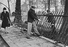 Removing railings (Photo: Imperial War Museum)